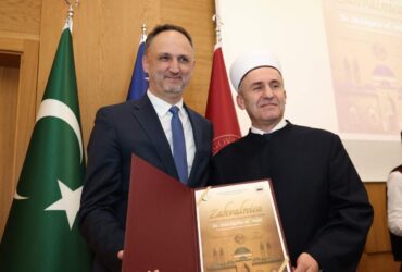 Glavnom imamu uručena zahvalnica na Svečanoj akademiji povodom 488 godina Gazi Husrev-begove medrese