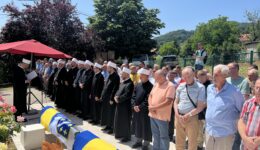 Klanjana zajednička dženaza (reekshumacija) u Ahatovićima: Glavni imam dr. Abdulgafar Velić poručio – Šutnja o zlu otvara vrata njegovom povratku