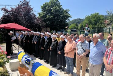 Klanjana zajednička dženaza (reekshumacija) u Ahatovićima: Glavni imam dr. Abdulgafar Velić poručio – Šutnja o zlu otvara vrata njegovom povratku