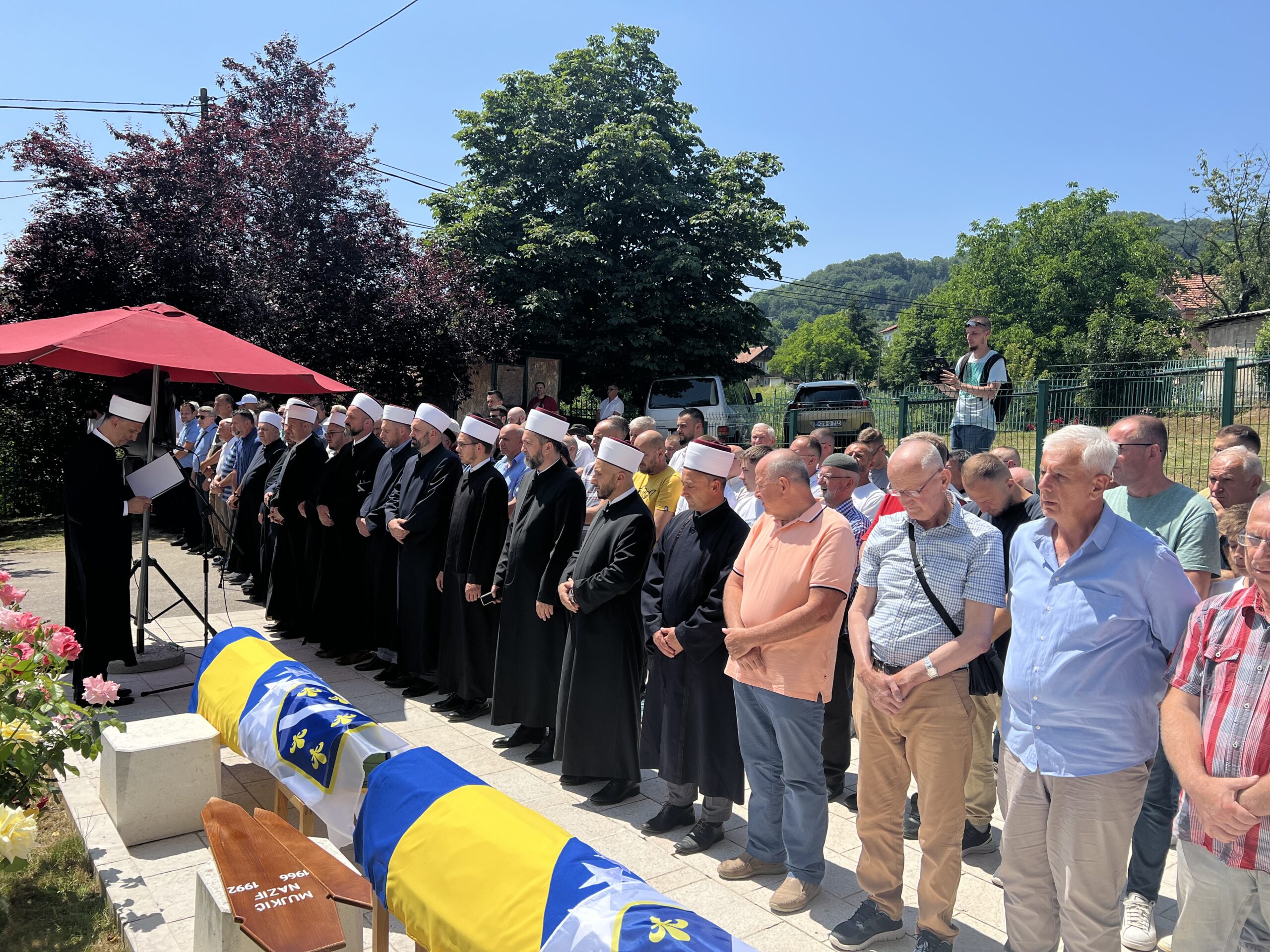 Klanjana zajednička dženaza (reekshumacija) u Ahatovićima: Glavni imam dr. Abdulgafar Velić poručio – Šutnja o zlu otvara vrata njegovom povratku