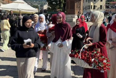 Selam, ya Resulallah: Aktivistice Mreže mladih Medžlisa Sarajevo podijelile 571 ružu na Baščaršiji